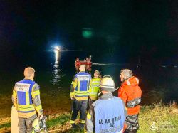 251206 TH Fahrzeug In Wasser 02