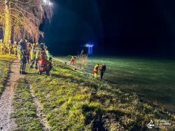 251206 TH Fahrzeug In Wasser 04