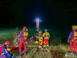 251206 TH Fahrzeug In Wasser 07
