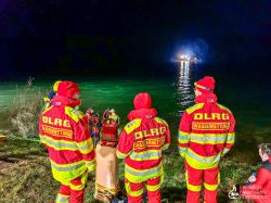 251206 TH Fahrzeug In Wasser 08