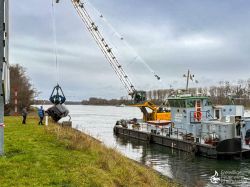 251206 TH Fahrzeug In Wasser 19