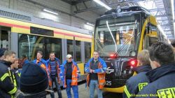 20121201 Straßenbahn Heben 01